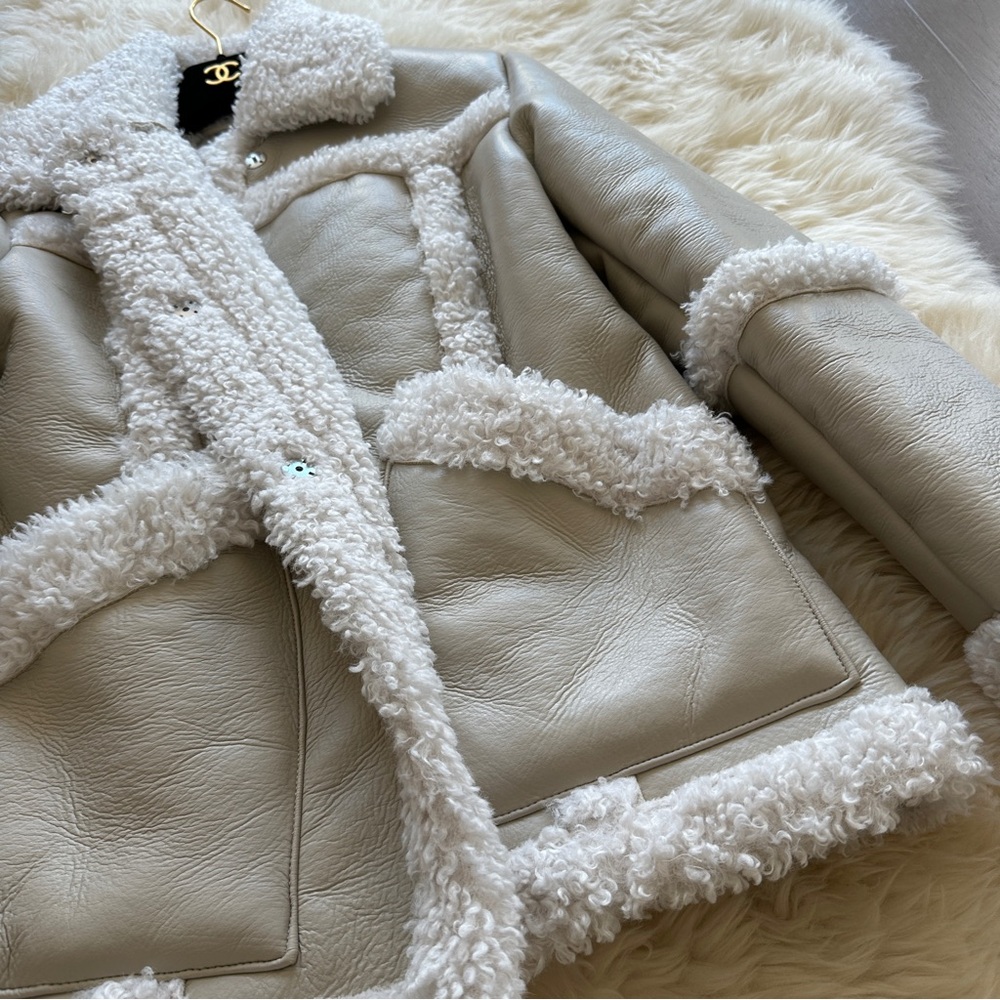 Chic Shearling Leather Jacket - Picture 3 of 4